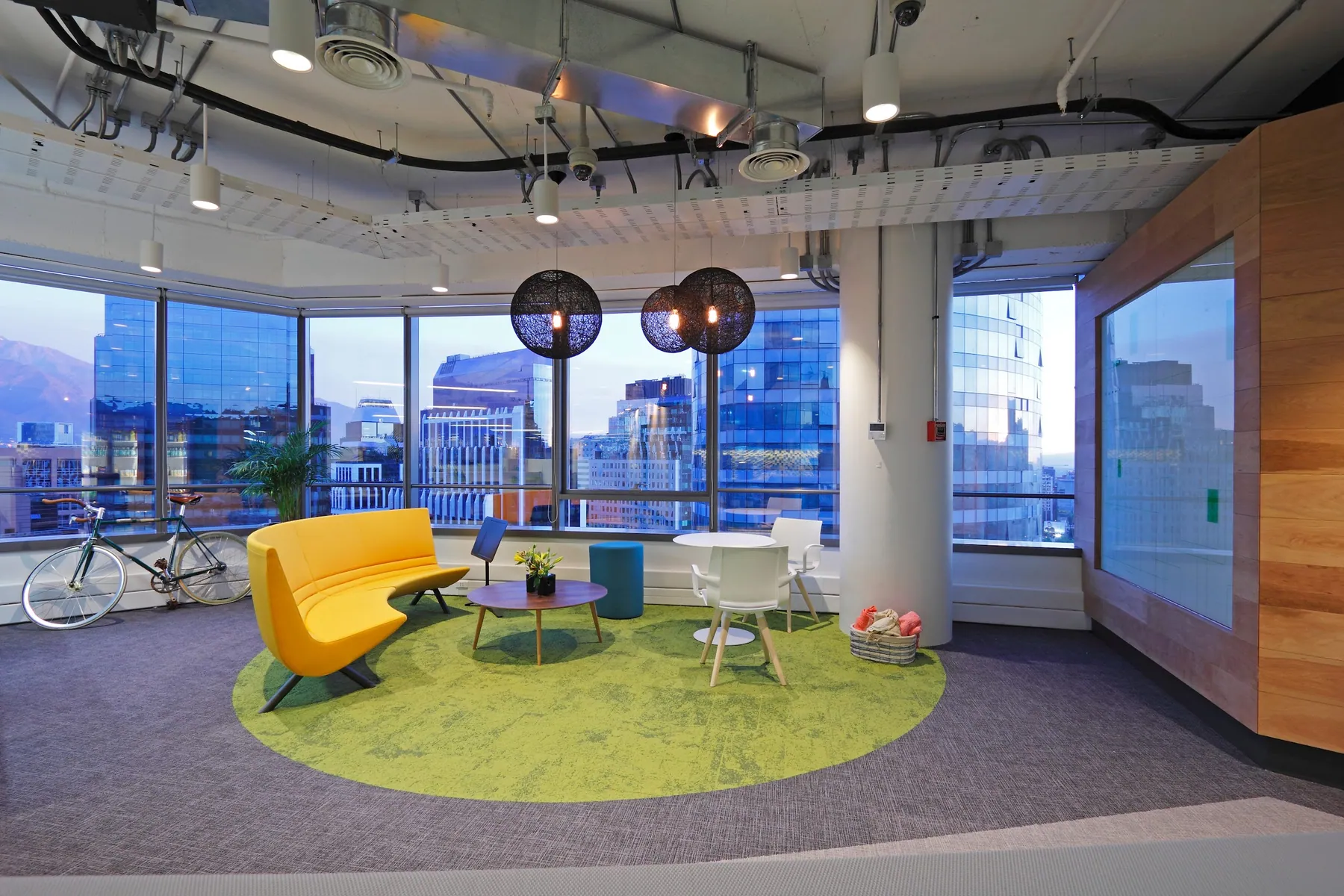 Oficinas para Google I en Santiago — 1.800 m² — 1/6