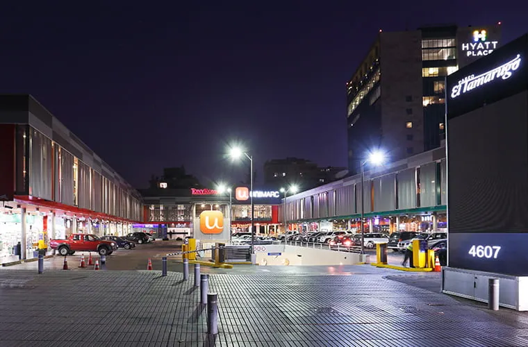 Comercial para Tamarugo — Strip Center Vitacura en Santiago
