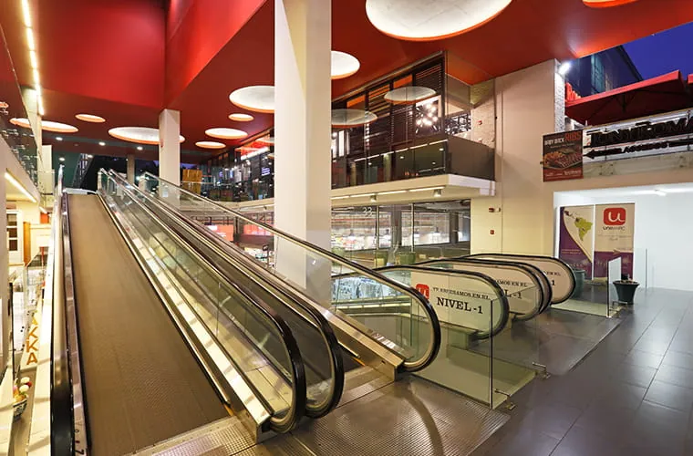 Comercial para Tamarugo — Strip Center Vitacura en Santiago — 24.180 m² — 2/6