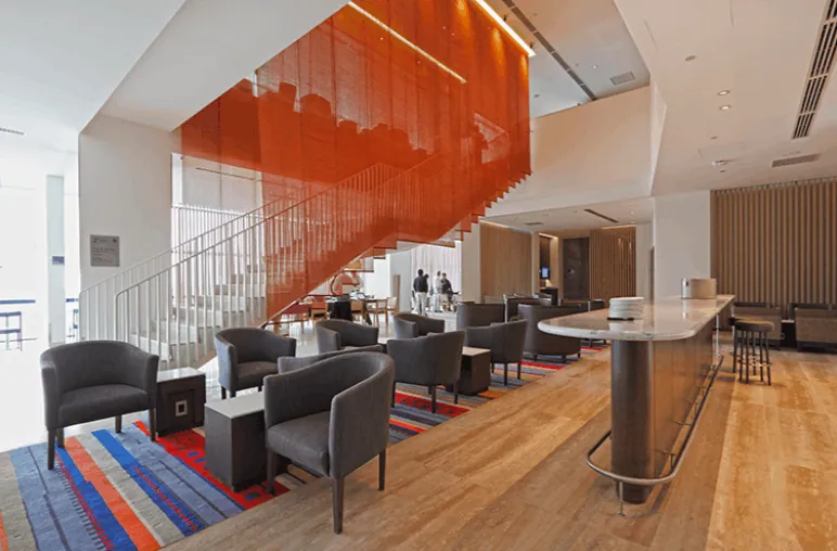 Oficinas para Salón VIP LATAM en Santiago — 1.800 m² — 1/6